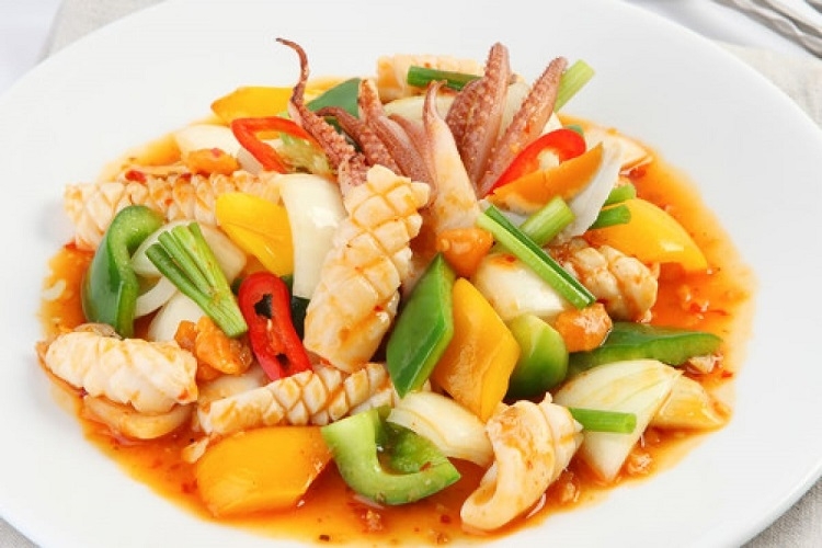 Cách xào mực với ớt chuông 1