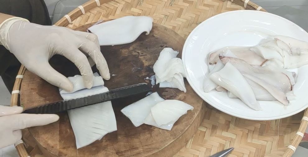 Cách xào mực với ớt chuông 3