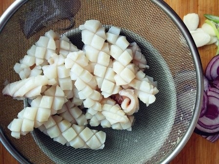 Cách xào mực với ớt chuông 5