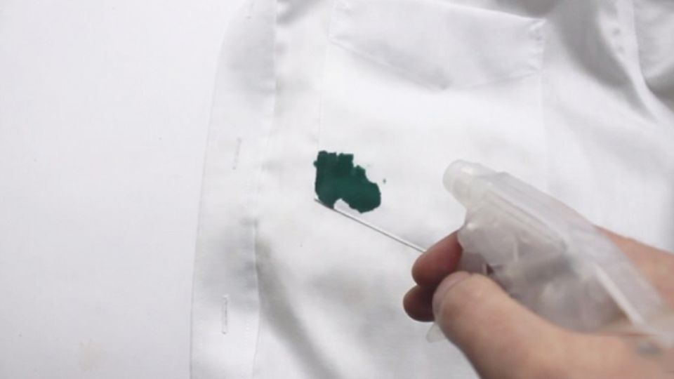 Quần áo bị dính vết bẩn xanh