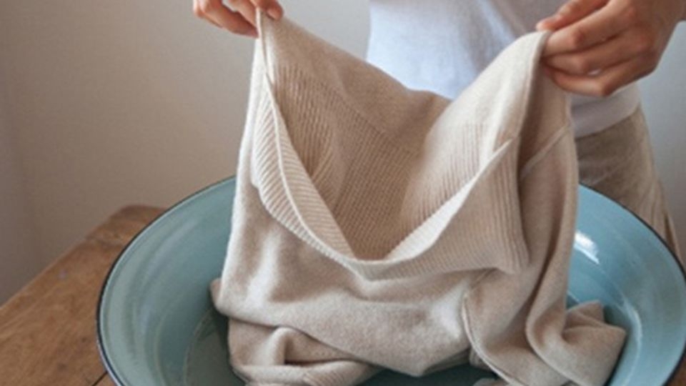 Quần áo bị dính vết xám hoặc đen