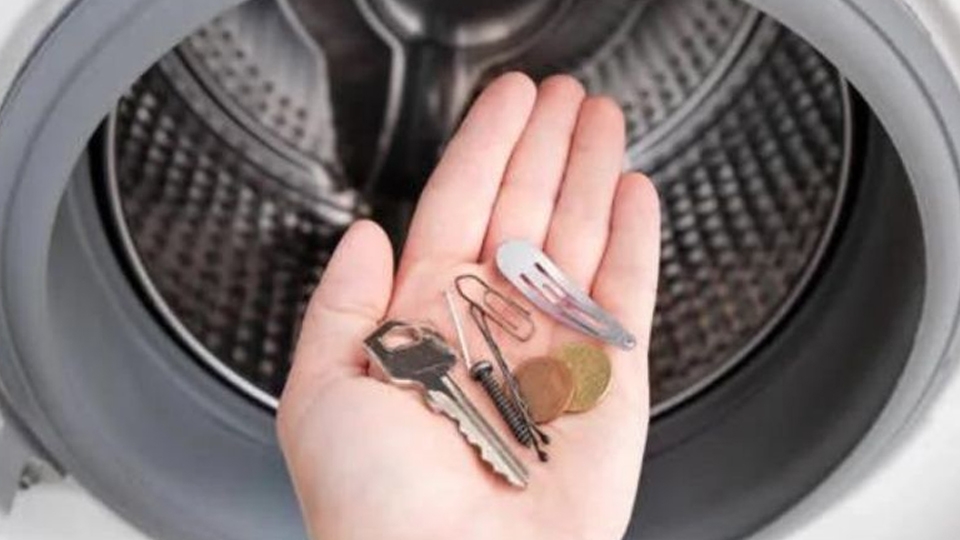 Máy giặt Sanyo vắt kêu to do vật lạ còn sót lại trong quần áo khi giặt máy.