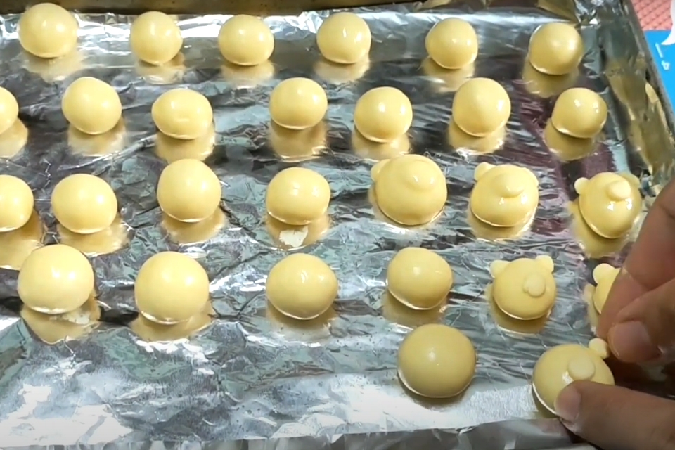 Chia bột thành những viên nhỏ và vo tròn.