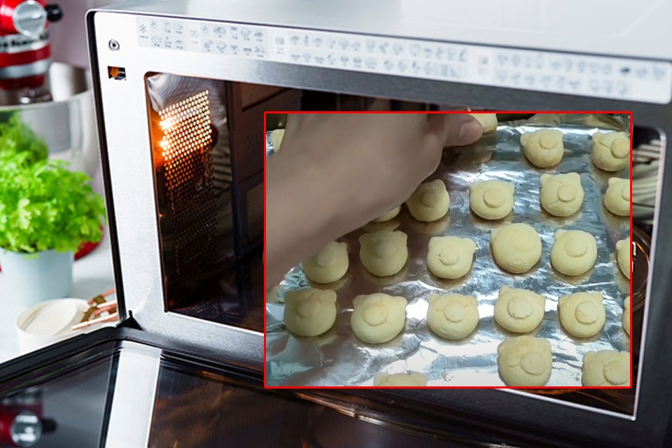 Nướng bánh gấu trong lò nướng để bánh chín thơm, giòn ngon.