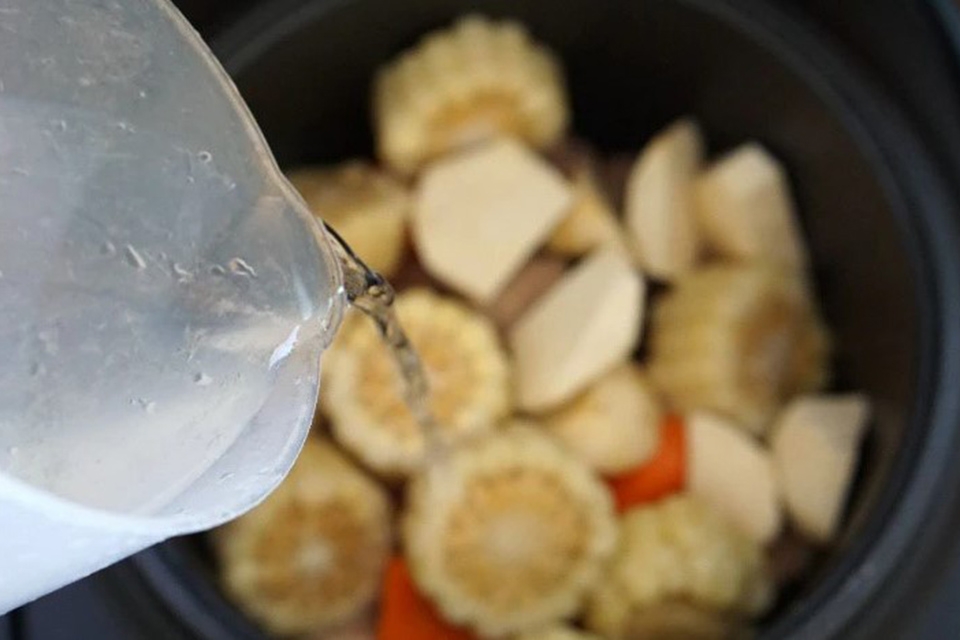 Cách nấu canh bằng nồi cơm điện 8