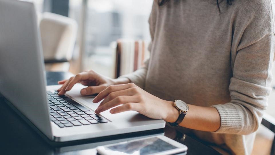 Laptop có Intel Iris Plus Graphics 655 phù hợp cho đối tượng nào?