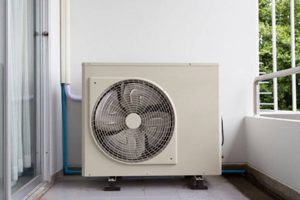 Đặt vật dụng dễ cháy ở gần cục nóng điều hòa