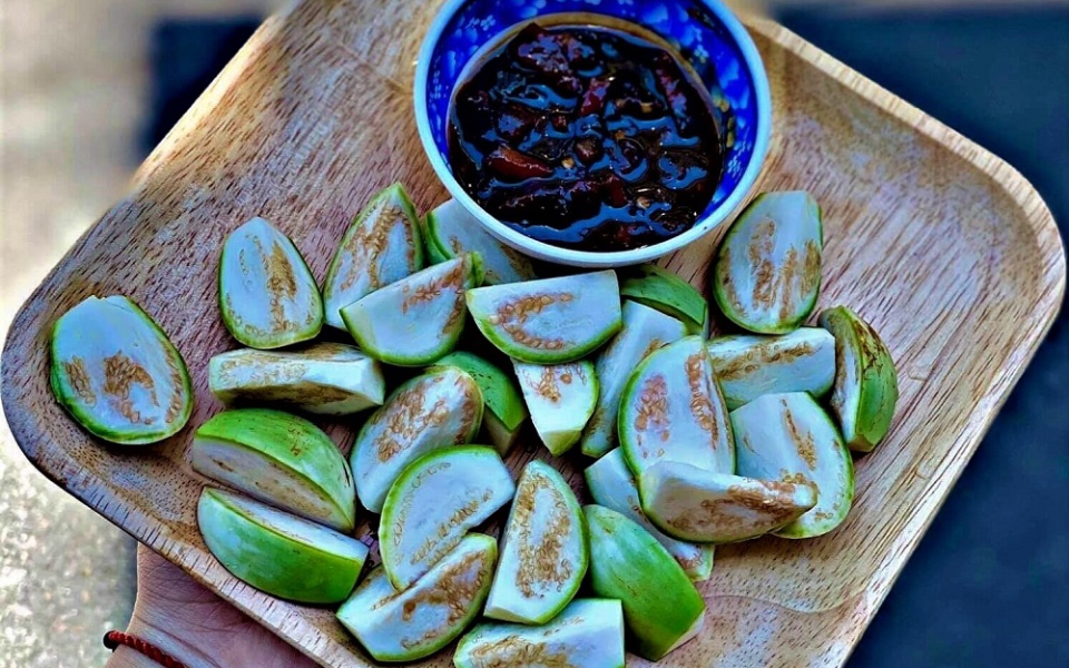 Mắm ruột cá ăn với cà dĩa