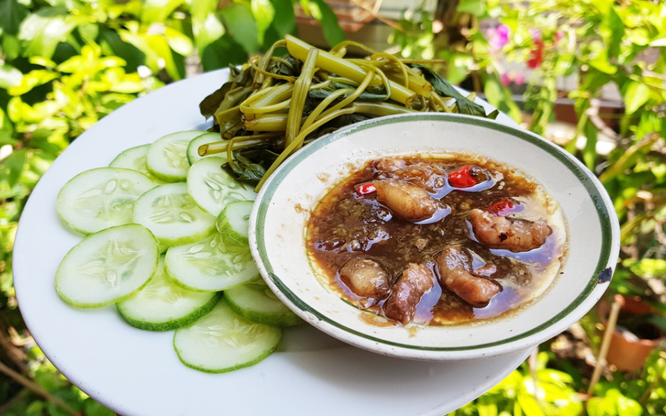 Ăn cùng rau, thịt, bánh tráng