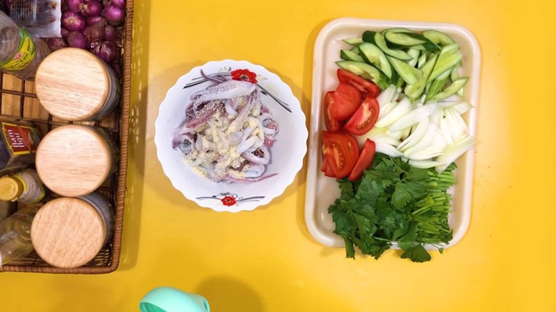 Cách xào mực với cần tây hình 2