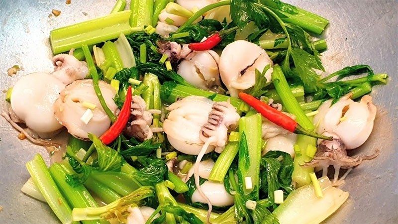 Cách xào mực với cần tây hình 3
