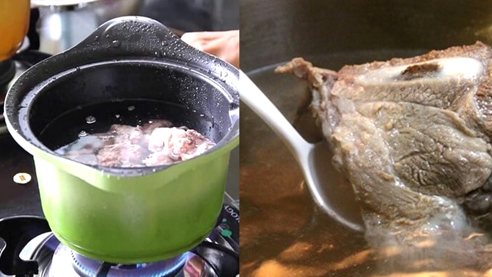 Hầm xương bò và xương gà làm nước lèo cho món phở khô.