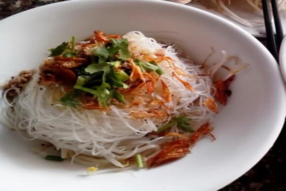 Tô bún khô cùng thịt băm, giá đỗ và rau thơm.