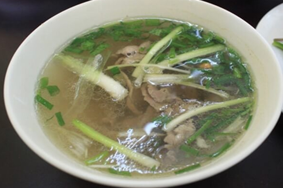 Tô nước dùng ăn kèm bún khô Gia Lai.
