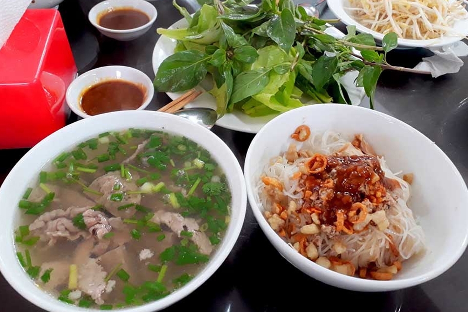 Món phở khô Gia Lai nên dùng kèm với rau xà lách, rau mùi, húng quế, ớt, chanh, tương đỏ và tương đen để tăng thêm phần hấp dẫn.
