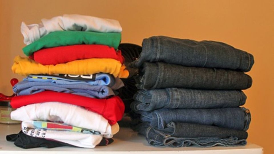 Phân loại quần áo trước khi giặt