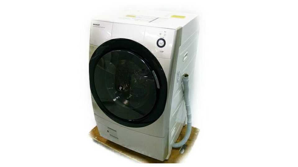 Mở cửa máy giặt sau khi giặt