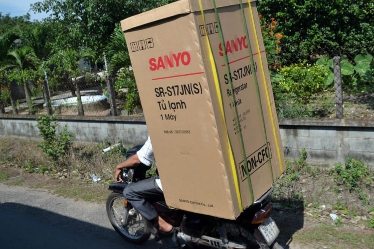 Chở tủ lạnh bằng xe máy (Hình 2)