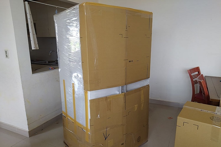 Chở tủ lạnh bằng xe máy (Hình 3)