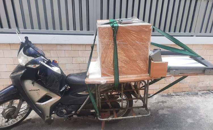Chở tủ lạnh bằng xe máy (Hình 5)