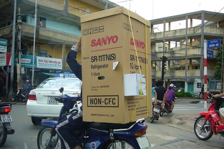 Chở tủ lạnh bằng xe máy (Hình 6)