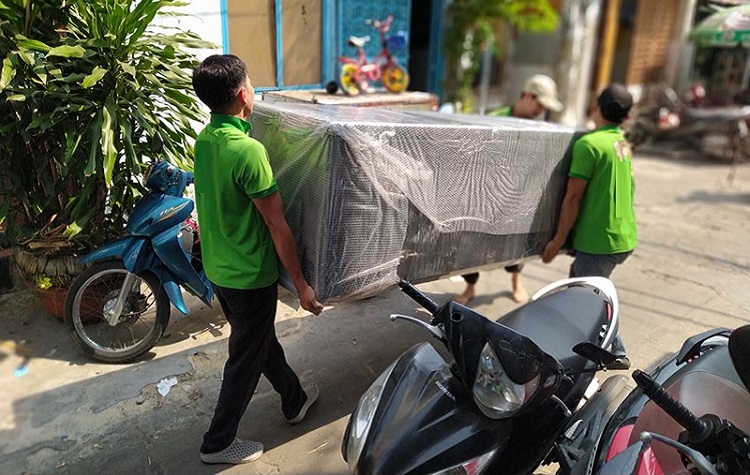 Chở tủ lạnh bằng xe máy (Hình 7)