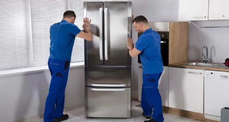 Chở tủ lạnh bằng xe máy (Hình 8)