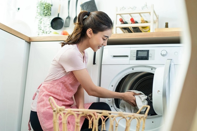 Sau sinh bao lâu thì được giặt quần áo (Hình 1)
