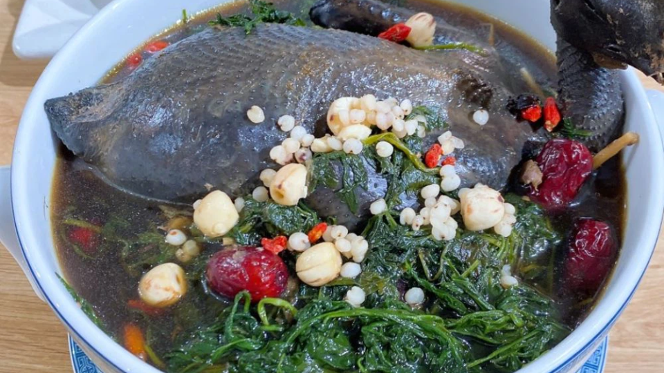 Gà hầm ngải cứu