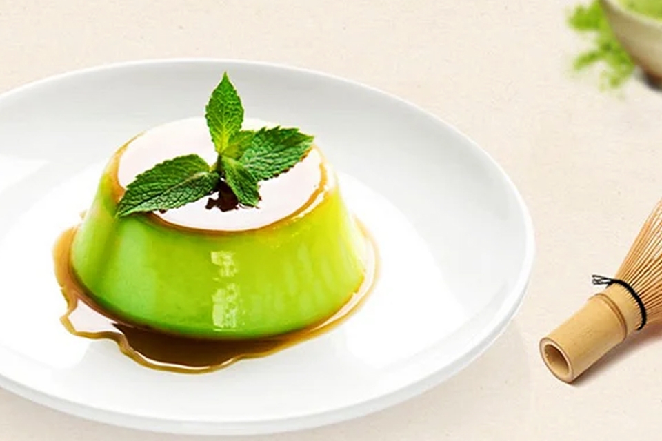 Pudding trà xanh có vị đắng chát nhẹ cùng hương thơm đặc trưng của trà xanh kết hợp với vị béo ngậy của sữa vô cùng thơm ngon và hấp dẫn.