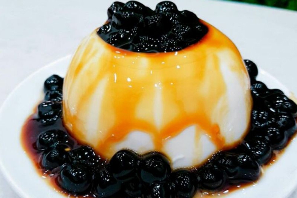 Pudding trà sữa thơm mùi trà sữa đặc trưng cùng phần bánh mềm mịn phù hợp cho mọi người thưởng thức.