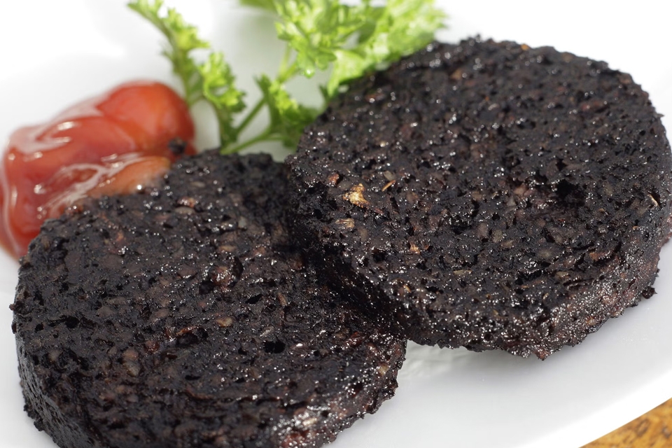 Black Pudding khác hoàn toàn so với loại bánh truyền thống về nguyên liệu chế biến.