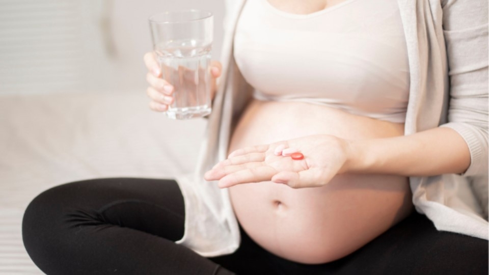 Mẹ bầu cần lưu ý gì khi dùng 3 loại vitamin này?