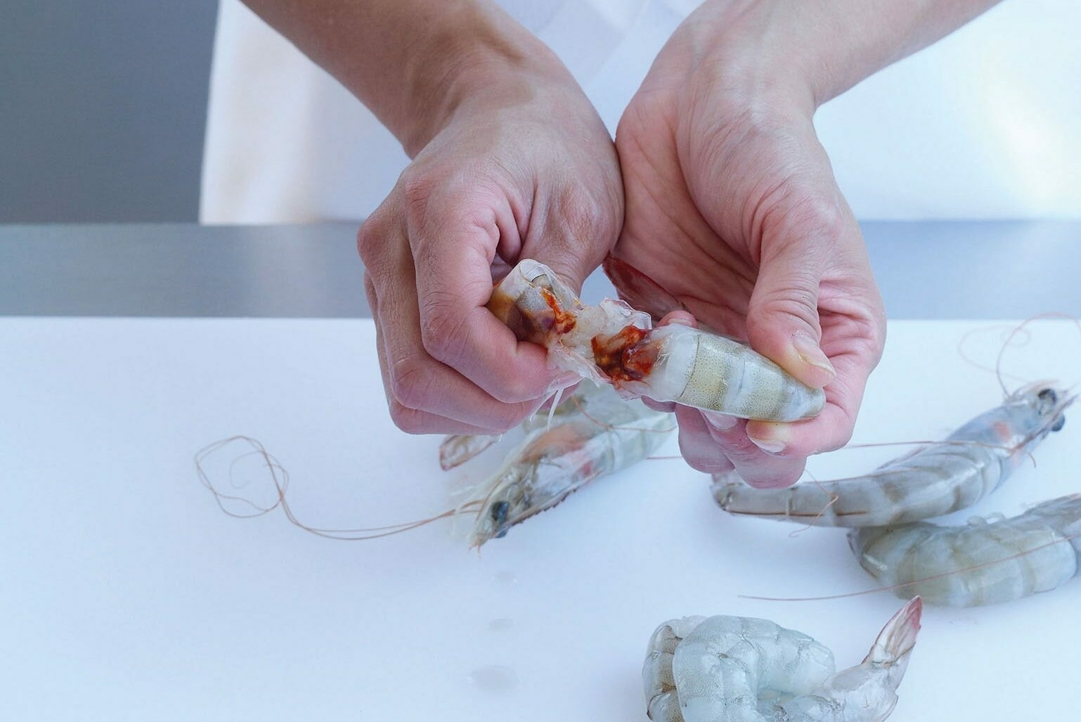 Dùng tay tách đầu tôm và thân tôm ra