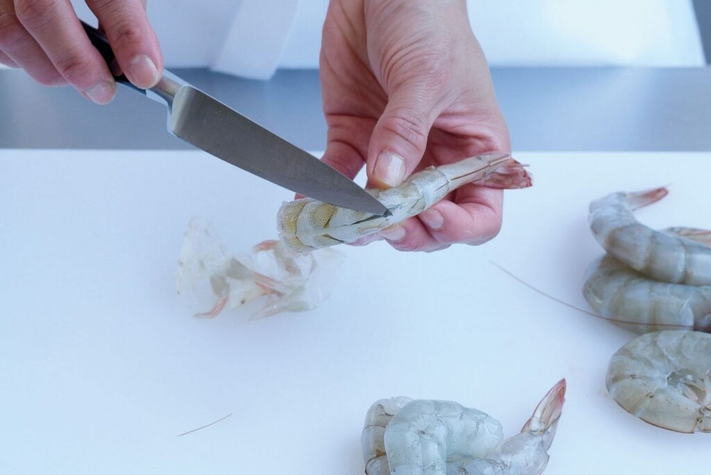 Lấy chỉ đen của tôm