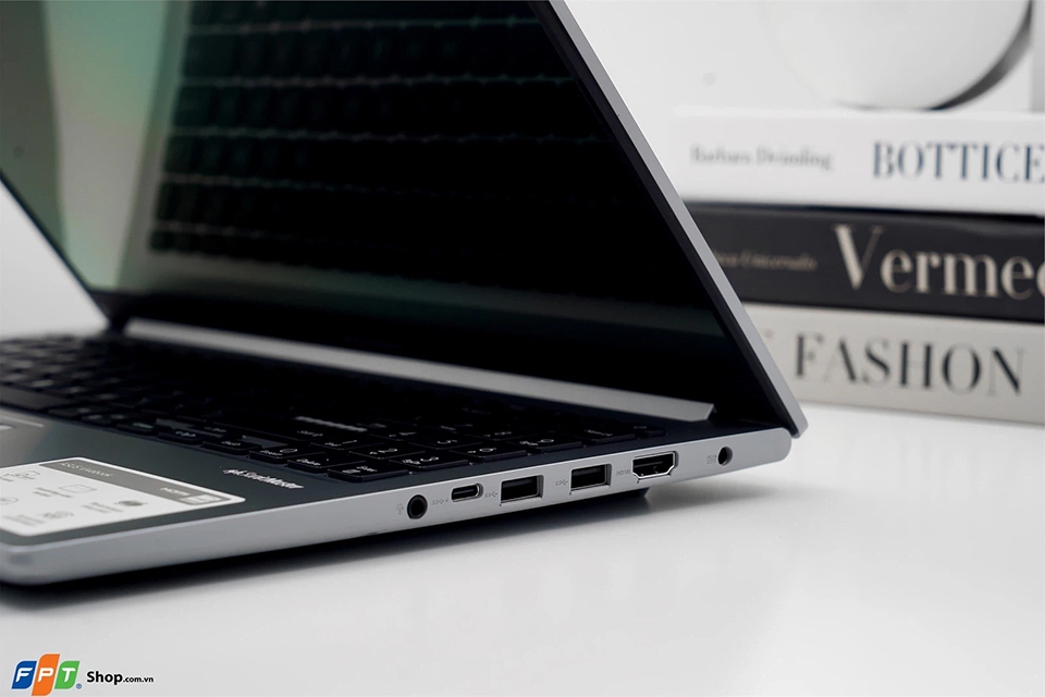 Âm thanh của ASUS Vivobook 16 được nâng cấp nhờ sự hợp tác với các chuyên gia âm thanh của Dirac