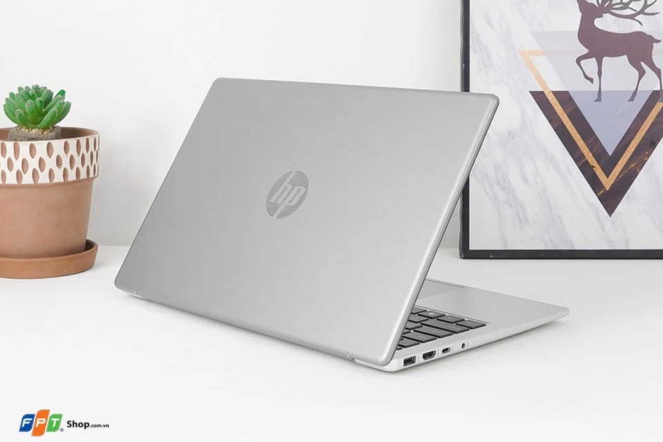 HP 245 G10 mang đến thiết kế tối giản với kiểu dáng vuông vức và gọn gàng