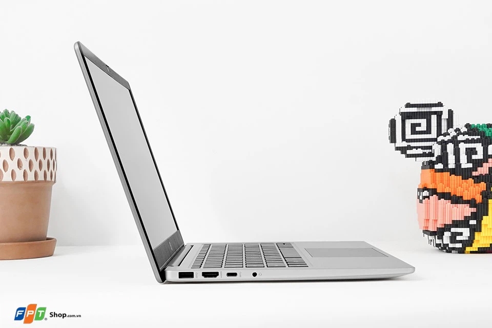 Máy được trang bị đầy đủ các cổng kết nối cần thiết, giúp người dùng dễ dàng kết nối với các thiết bị ngoại vi