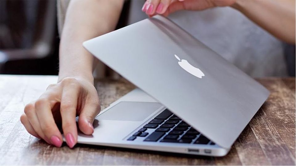 nhẹ nhàng gập màn hình laptop lên và xuống