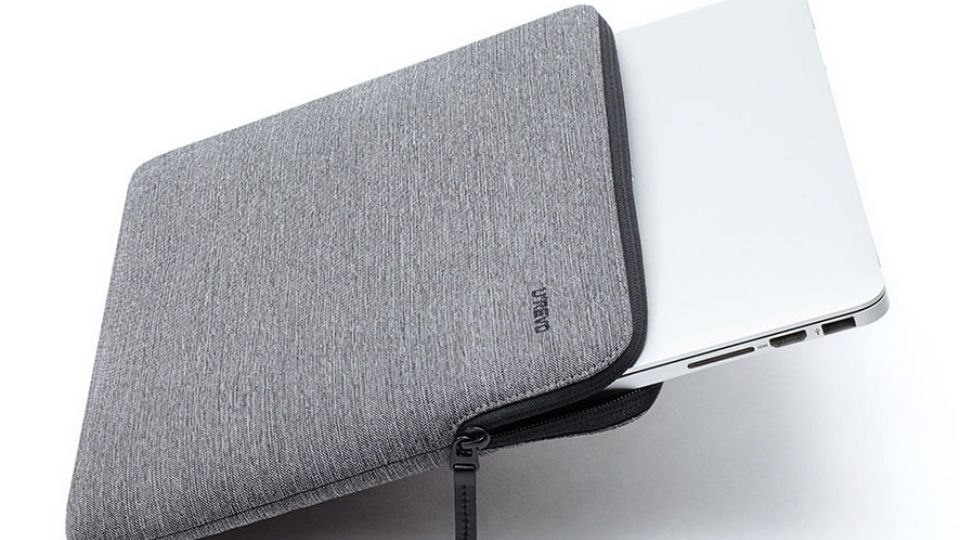 dùng túi chống nước, túi chống sốc bảo vệ laptop
