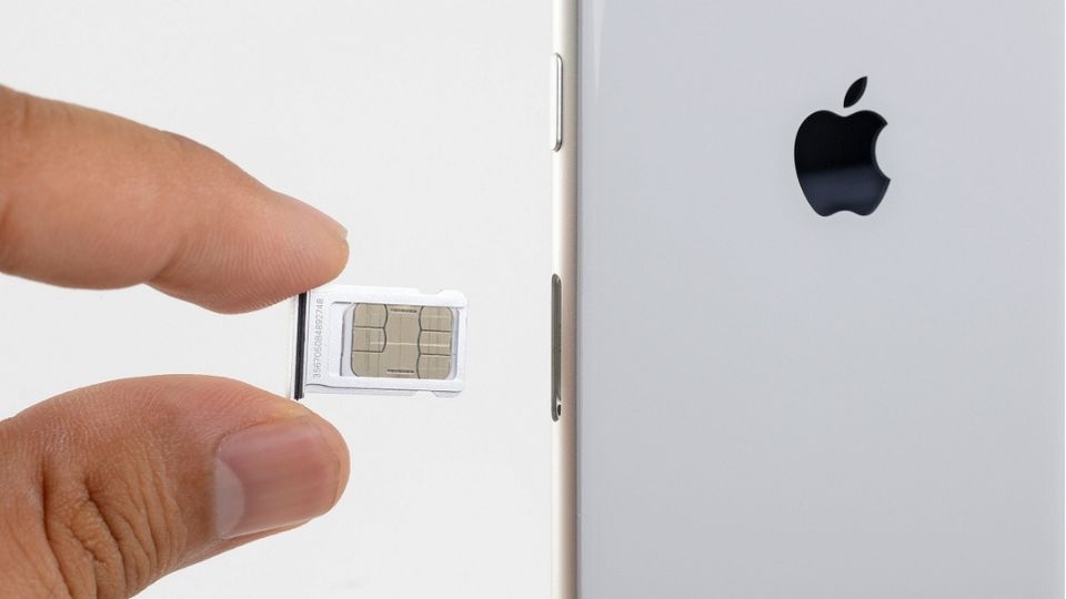 Bước 4: Lắp khay SIM vào máy
