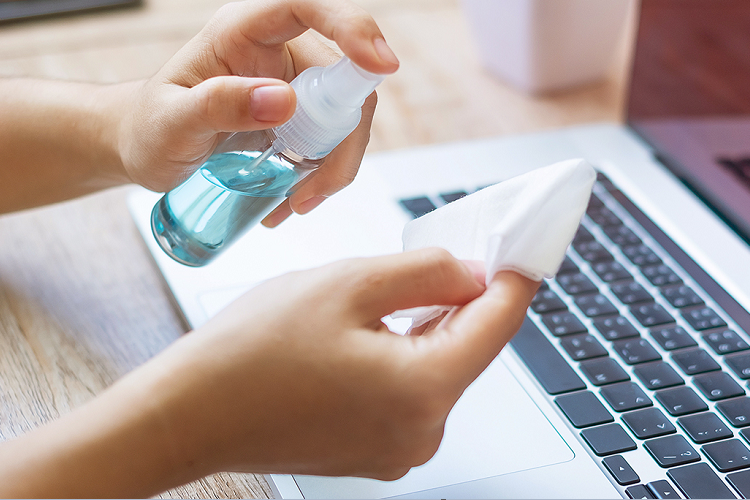 Làm thế nào để vệ sinh laptop khỏi các vết bẩn cứng đầu 1