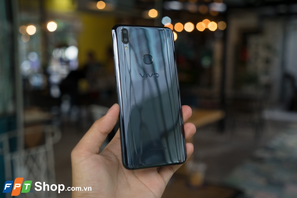 Mặt lưng tinh giản nhưng mang vẻ đẹp rất sang trọng của Vivo V9 Mặt lưng tinh giản nhưng mang vẻ đẹp rất sang trọng của Vivo V9