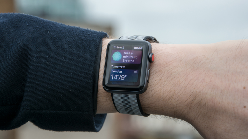 Apple bị kiện về cảm biến nhịp tim trên Apple Watch