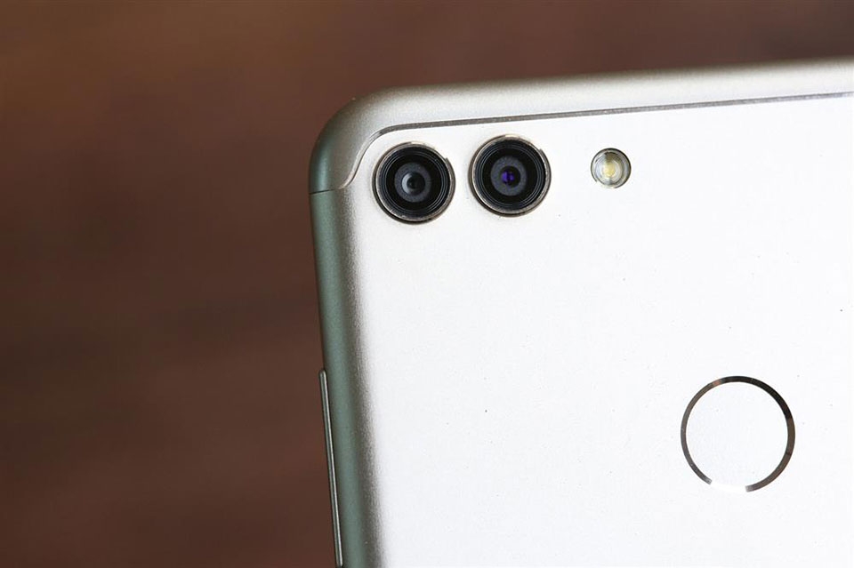 Trên tay Huawei Enjoy 8 Plus