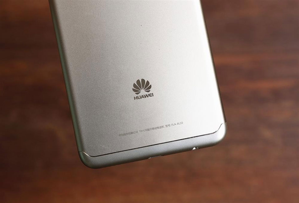 Trên tay Huawei Enjoy 8 Plus