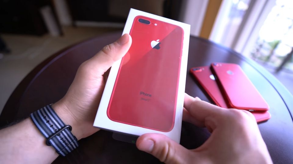 So sánh iPhone 8 Plus Red và iPhone 7 Plus Red