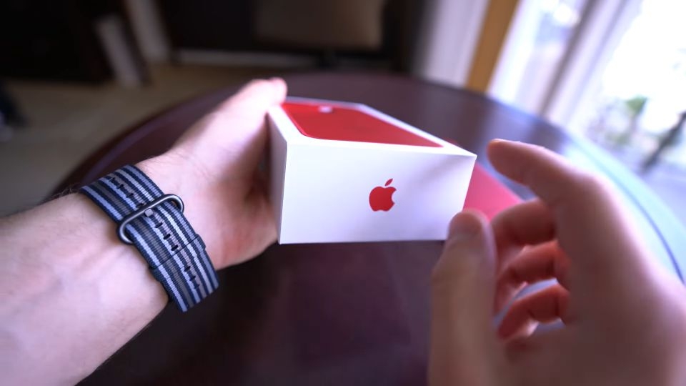 So sánh iPhone 8 Plus Red và iPhone 7 Plus Red