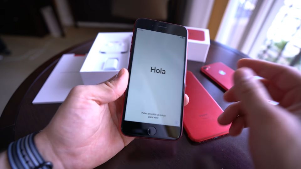 So sánh iPhone 8 Plus Red và iPhone 7 Plus Red