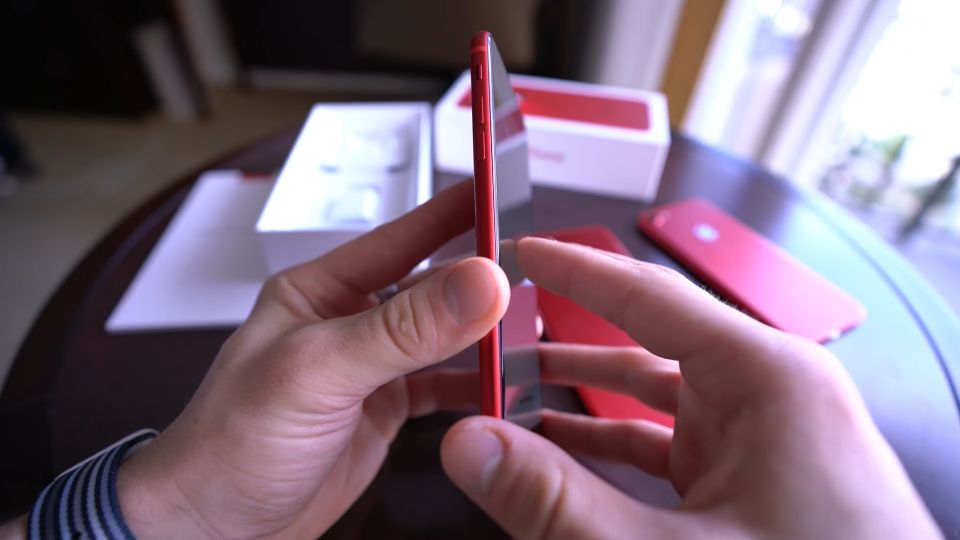 So sánh iPhone 8 Plus Red và iPhone 7 Plus Red